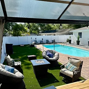 featured-in-fortune-magazine-stylish-south-tampa-pool-home.hotelstampa.org/